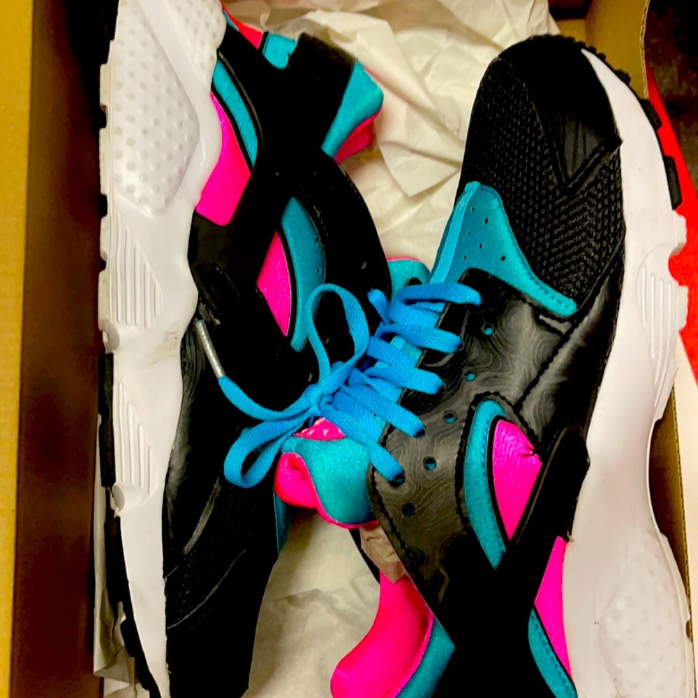 Slightly used Nike Huarache Run GS